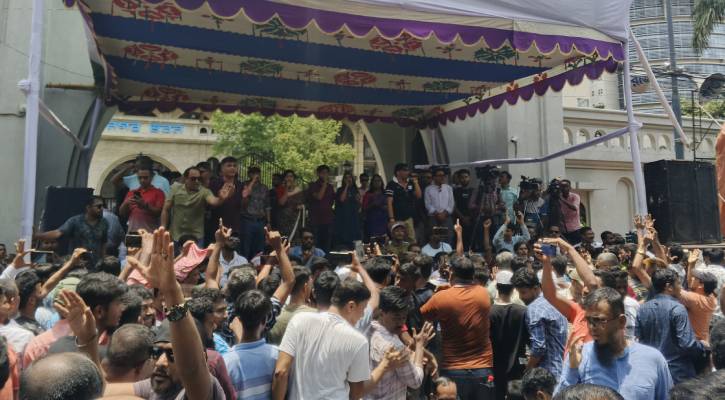 জাতীয় সঙ্গীত-গানে-স্লোগানে নগর ভবনে ইশরাক সমর্থকদের বিক্ষোভ